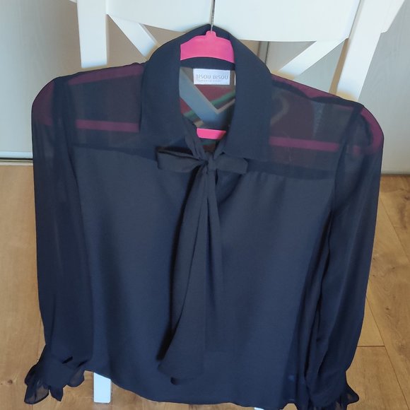 Black top with ruffle cuffs - Picture 1 of 3